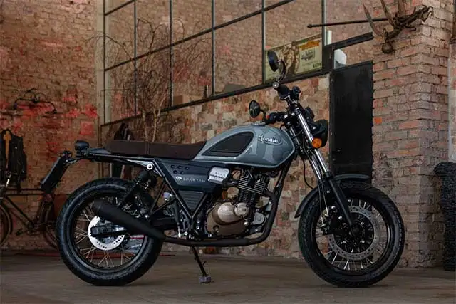 Modèle moto Spartan 125 Avio Bleu, de la marque italienne FB Mondial.