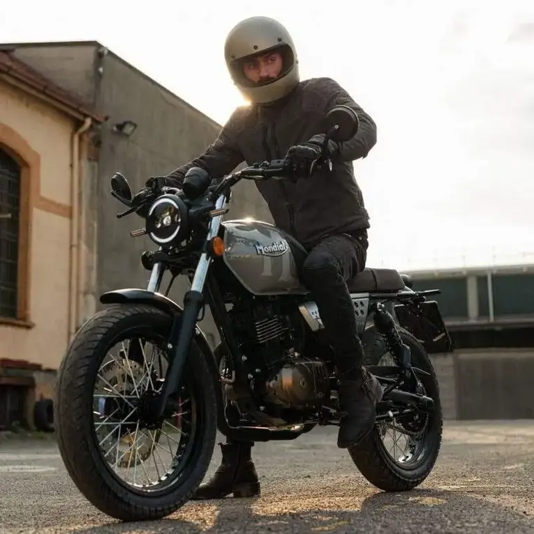 Modèle moto Spartan, de la marque italienne FB Mondial.